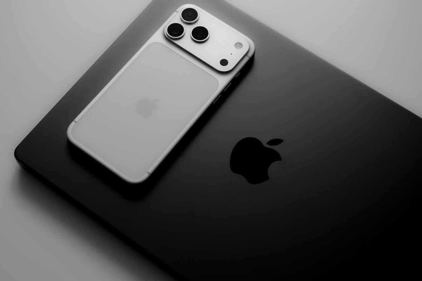 IPhone Duo and its padel accessories