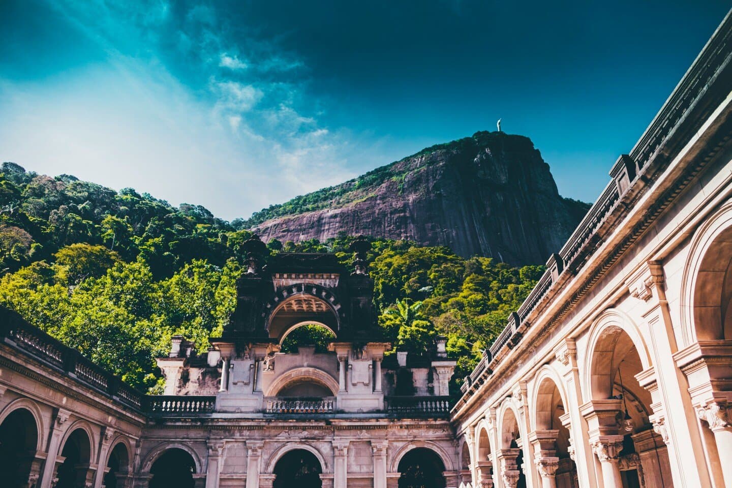9 galerias de arte no Rio pra gente bater perna, brindar 🍷 e ver o que há de mais vivo na cena carioca