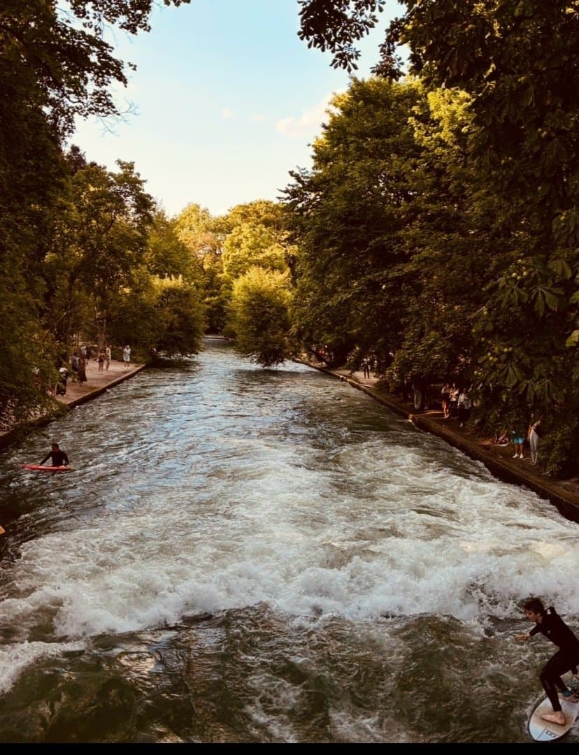 Eisbach Surferwelle, image 1 of 1