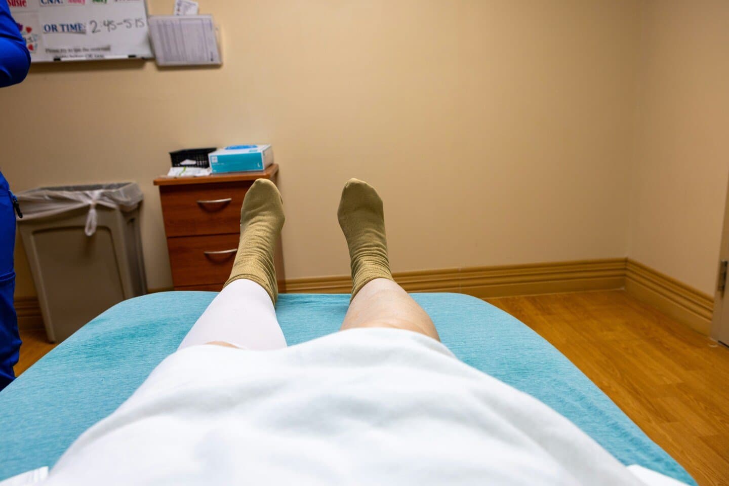 Eccentric calf muscle training in chronic Achilles tendinosis, image 1 of 1