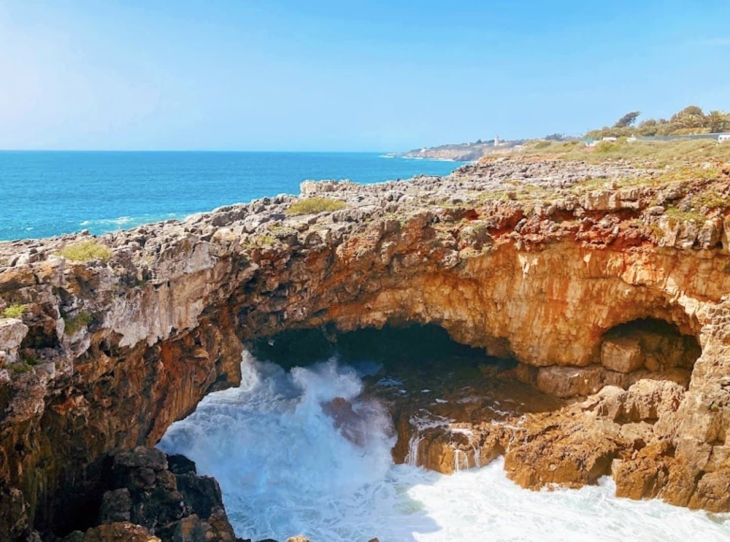 BOCA DO INFERNO & PARQUE MARECHAL CARMONA- Comece com as vistas dramáticas do mar na Boca do Inferno e depois relaxe no verde do Parque Marechal Carmona., image 1 of 1