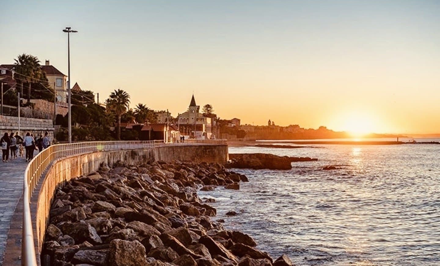 EXTRA- Pôr do sol no paredão Cascais–Estoril é obrigatório., image 1 of 1