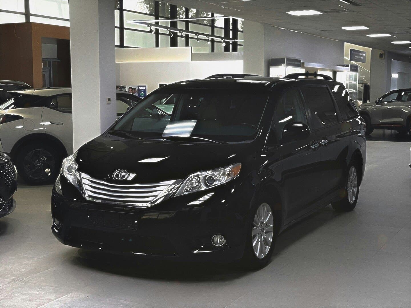Toyota Sienna Hybrid (AWD), image 1 of 1