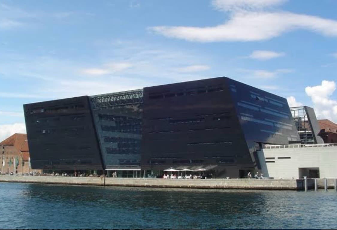 Biblioteca Real Black Diamond, image 1 of 1