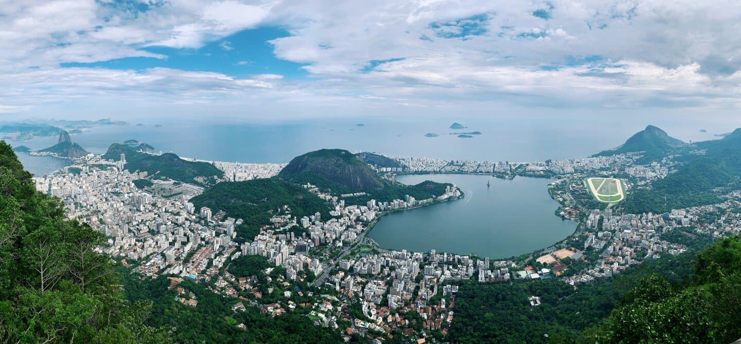 Entropy as a measure of attractiveness and socioeconomic complexity in Rio de Janeiro metropolitan area, image 1 of 1