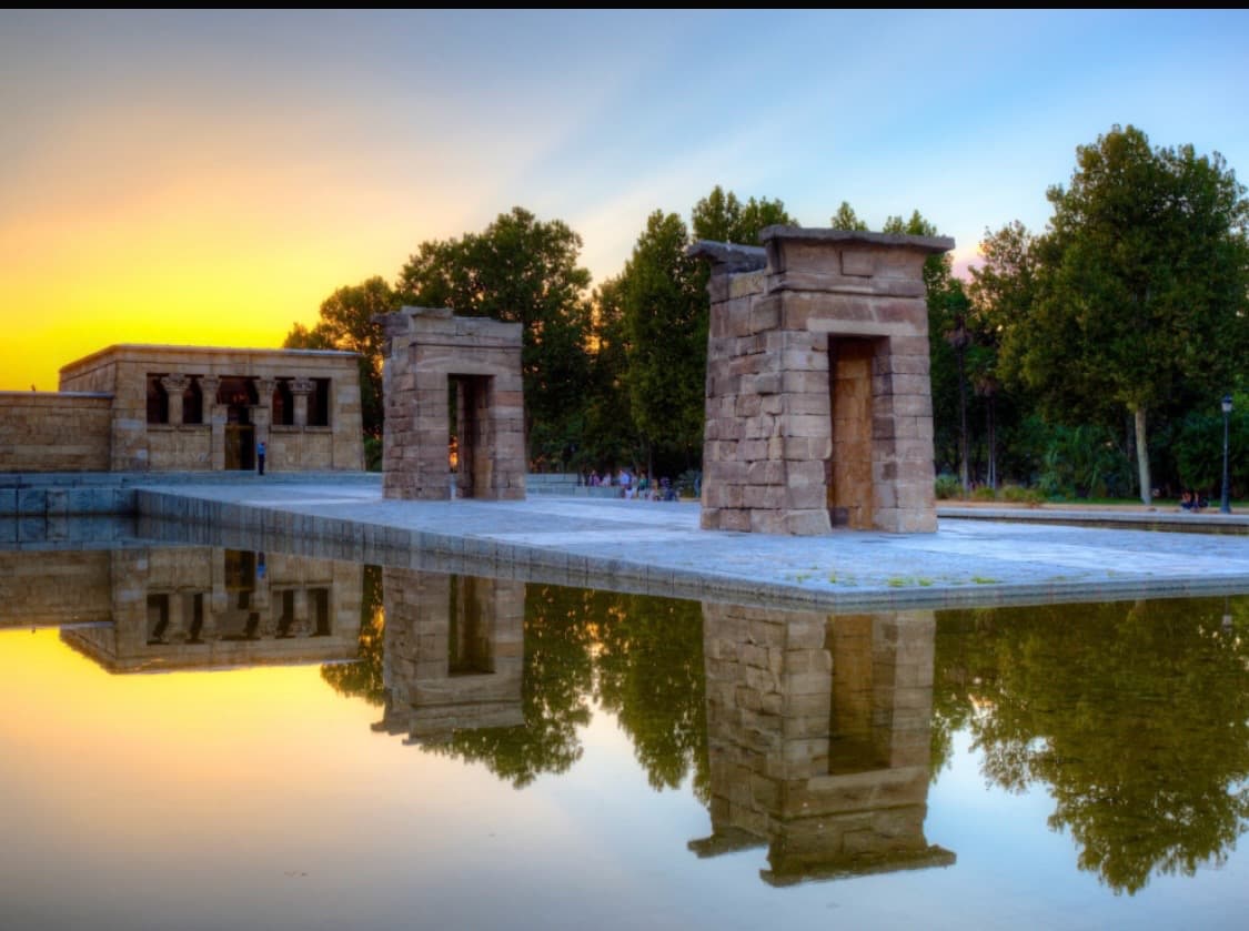Por do sol no Templo de Debod, image 1 of 1