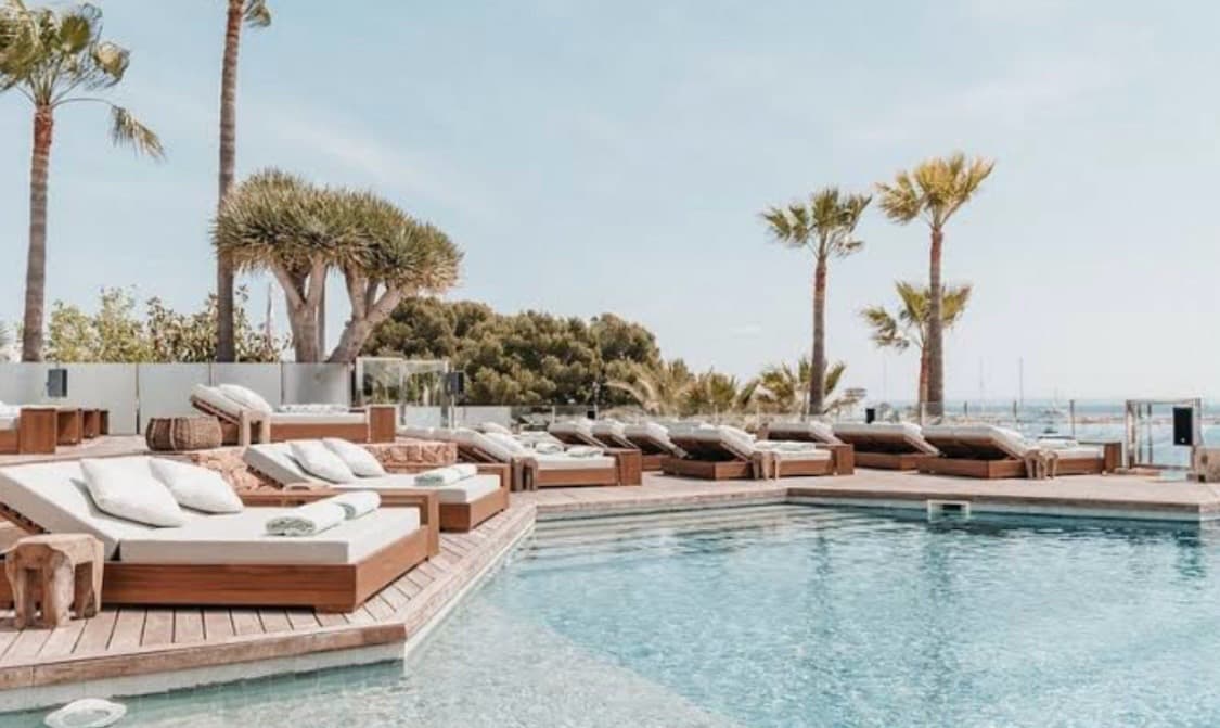 Um Beach House, image 1 of 1