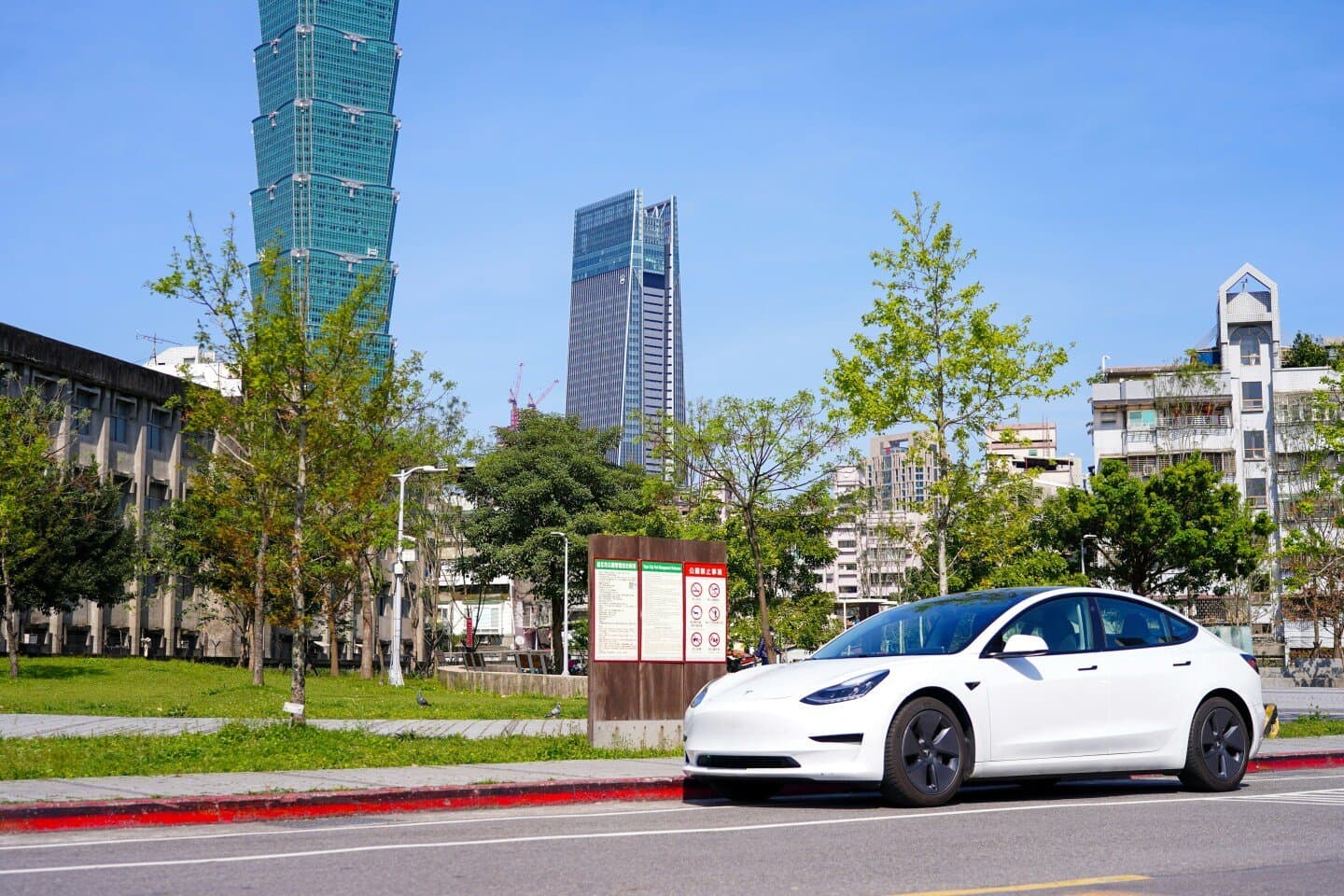 Tesla Model 3, image 1 of 1