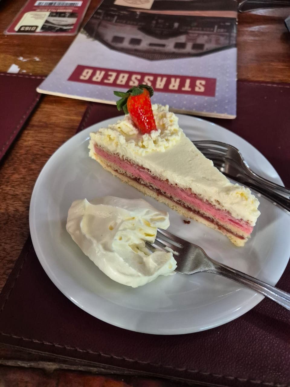 Torta de morangos - StrassBerg Trabalhar é bom… mas trabalhar com isso na mesa é muito melhor. 🍓🔥, image 1 of 1