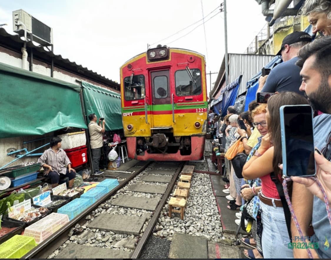 Mercado de Trem Maeklong, image 1 of 1