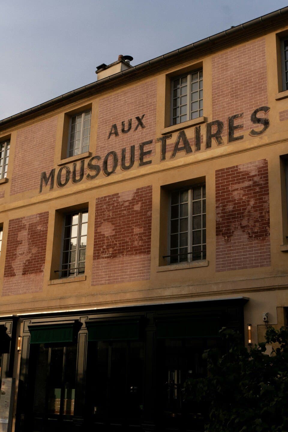 Aux Folies, image 1 of 1