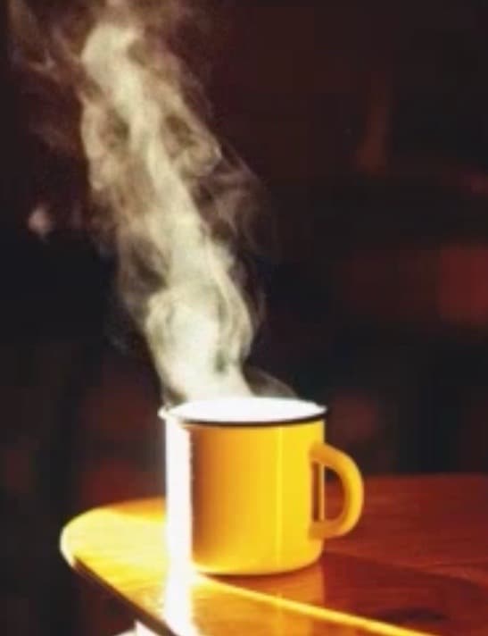 2. Caneca com frase interna personalizada
Escreva por dentro com caneta de porcelana: “Você é minha pessoa favorita de tomar café, image 1 of 1