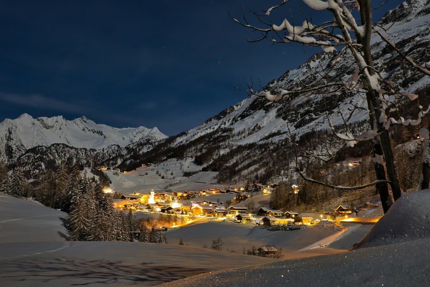 Les Pâquis la nuit, image 1 of 1
